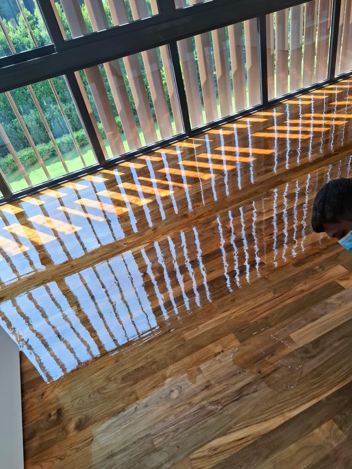 Parquet floor varnishing and refinishing